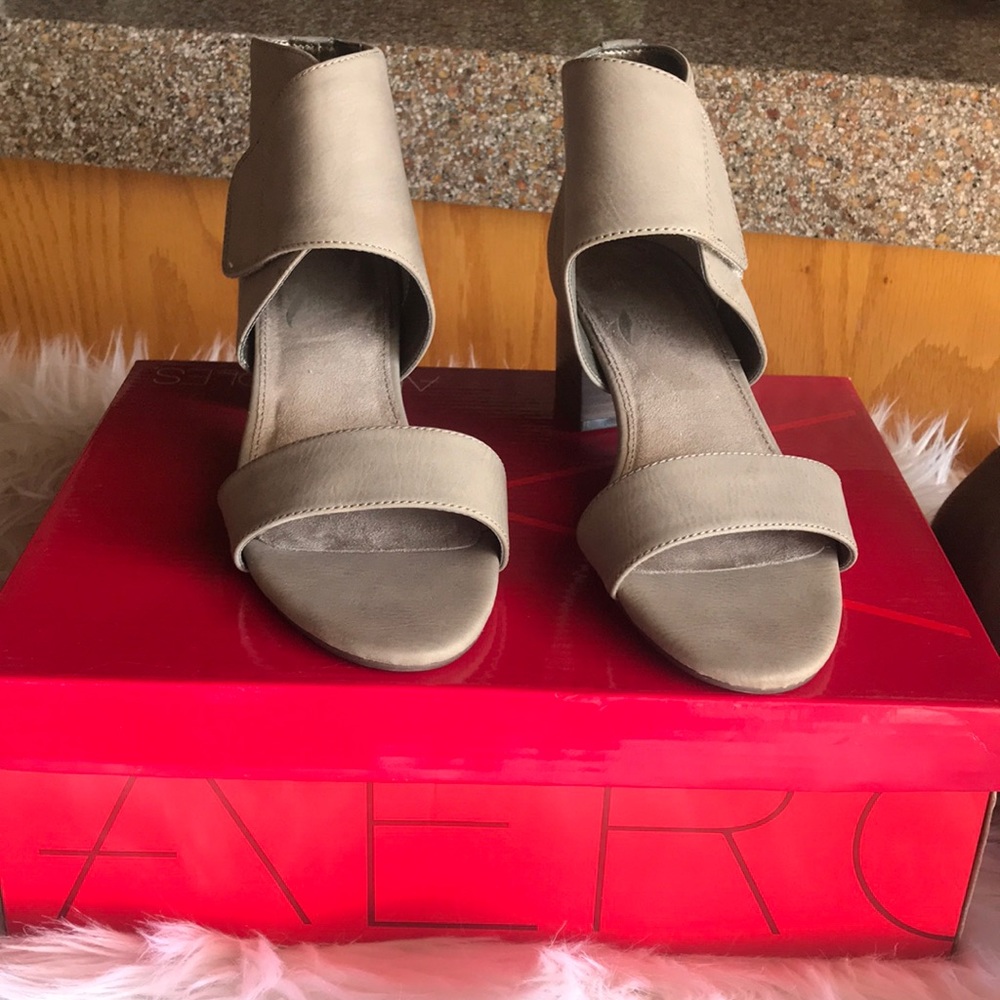 New with Box Aerosole Taupe Leather Heels 7.5